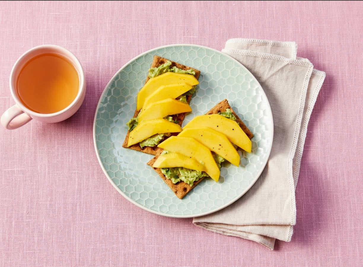 Vezelrijk knäckebröd met avocado en mango