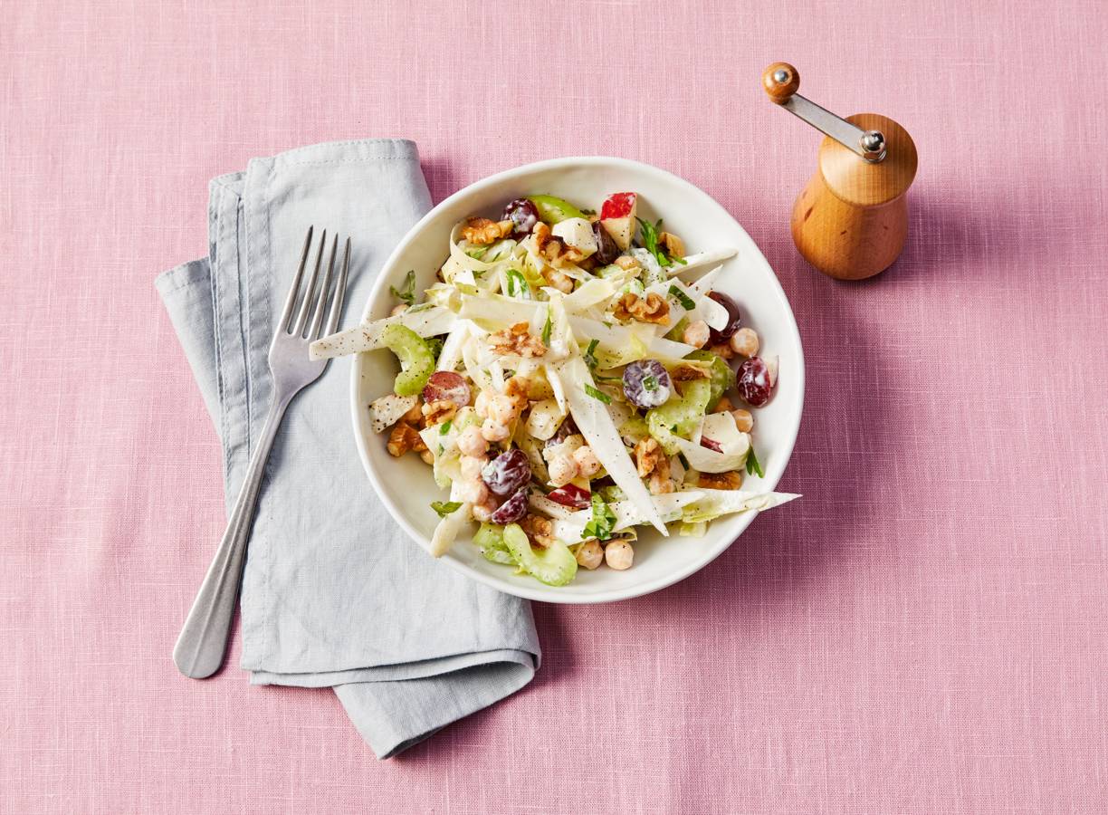 Witlofsalade met kikkererwten, appel, druiven en walnoten