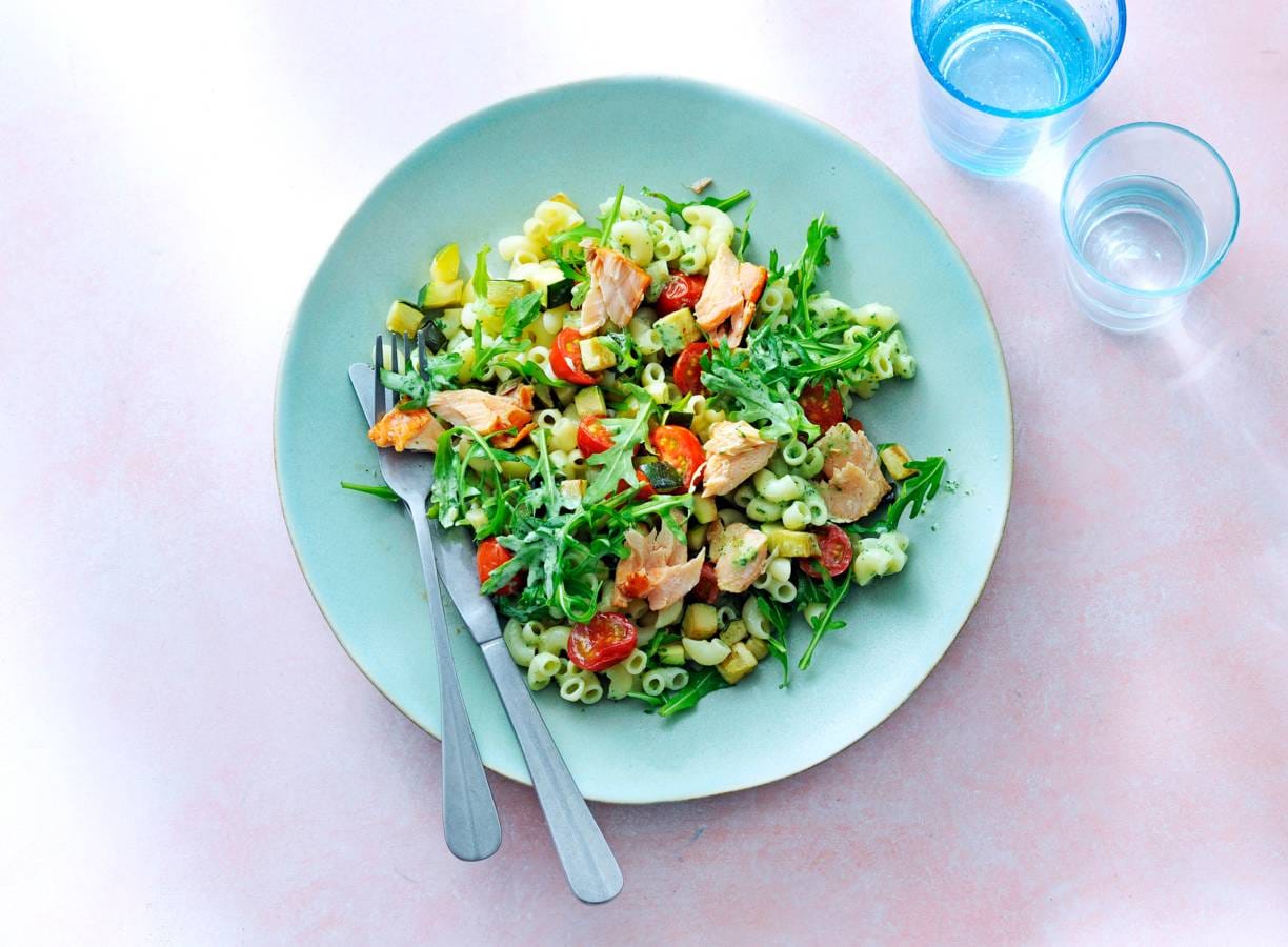 Zalm-macaronisalade met romaatjes, courgette en basilicumdressing