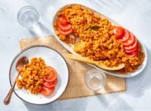 Het recept voor deze Nigeriaanse Jollof rice is tot stand gekomen met hulp van Ebere Akadiri, schrijfster van het boek Vibrant West African Cuisine.