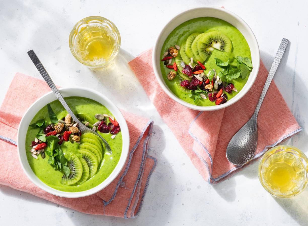 Koolhydraatarm ontbijt: smoothie-bowl met spinazie, avocado en kiwi