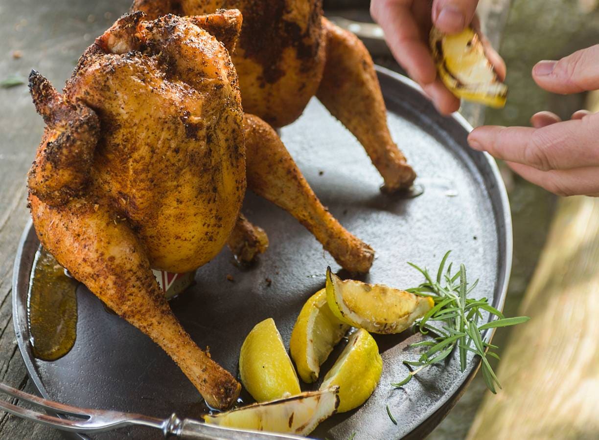 Bbq beer can chicken smokey style van Jord Althuizen