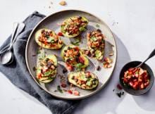 We grillen geen burgers op de barbecue, maar avocado deze keer. En serveren 'm met een lekkere salsa en zwarte bonen.