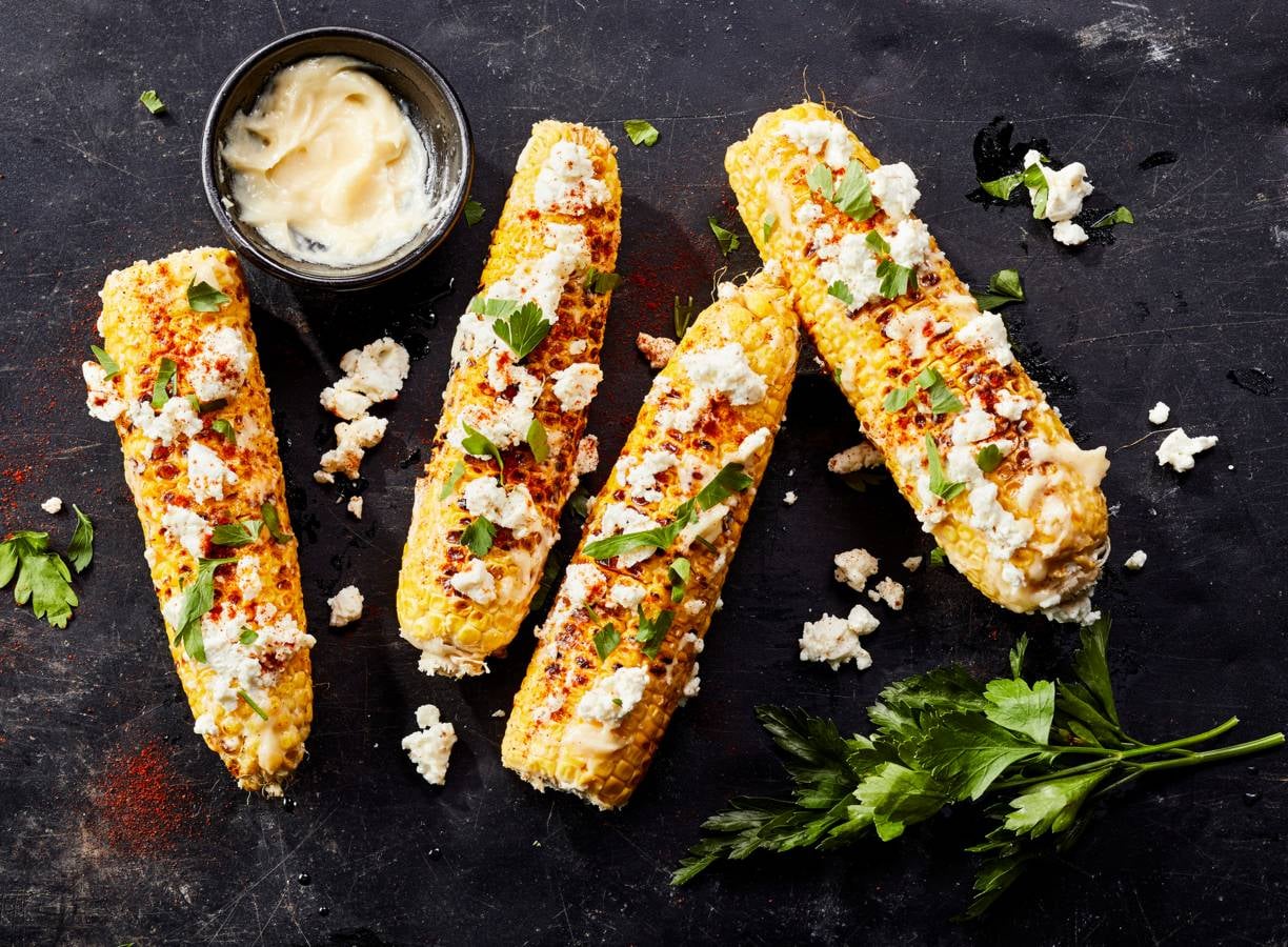 Maiskolven met aïoli en feta van de bbq