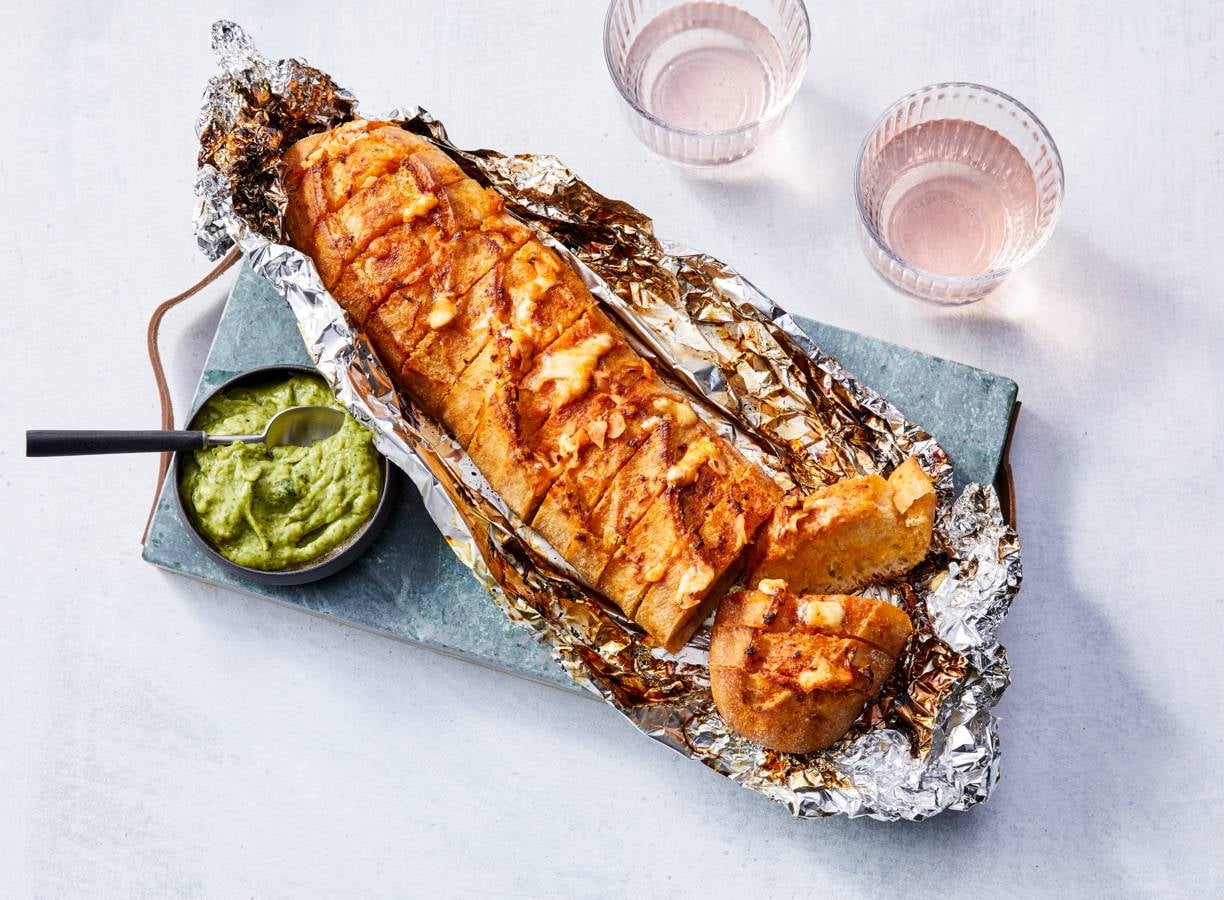 Sriracha-stokbrood van de bbq met avocadosaus