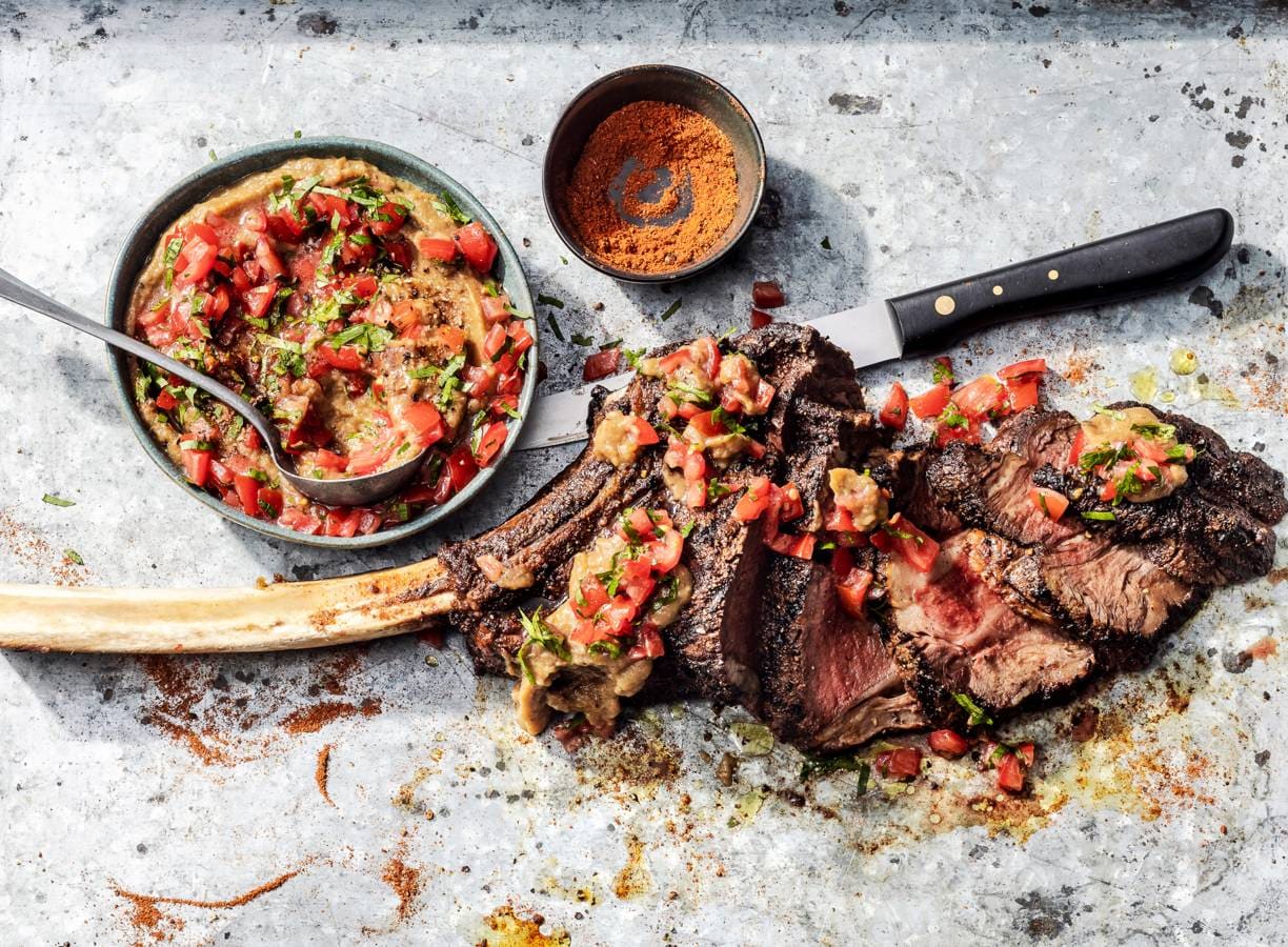 Tomahawk van de bbq met baharat en geroosterde-auberginesaus (advertorial)