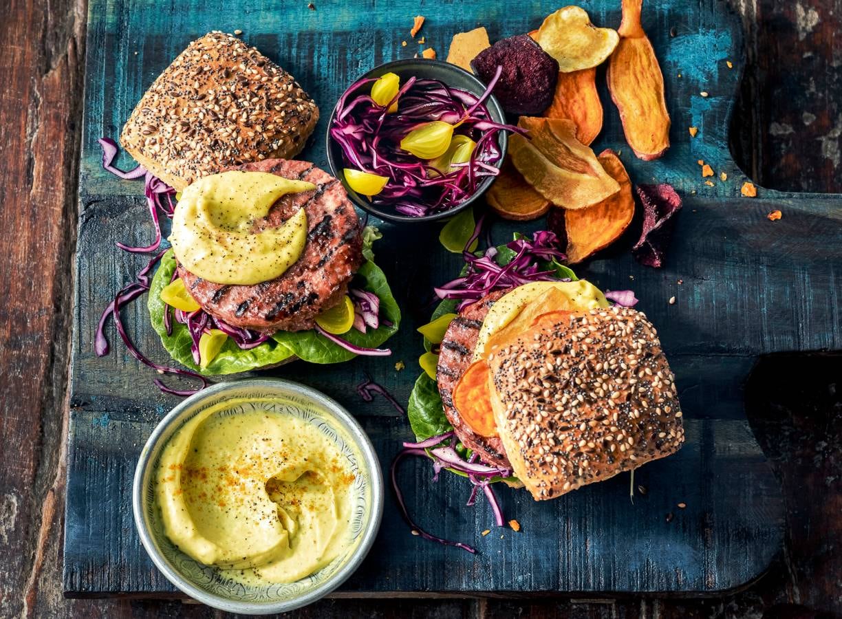 Vegan burger met kerriemayo en groentechips van de bbq (advertorial)