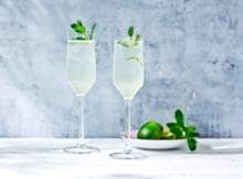 Haal de zon in huis met deze zomerse gin-vlierbloesem limoenfizz cocktail!