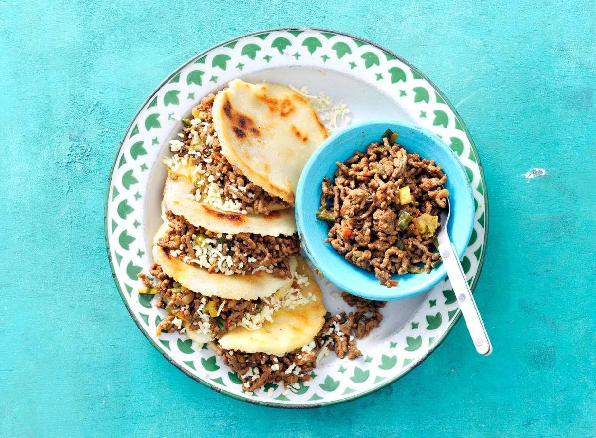Arepa’s met gehakt en kaas maken: zo doe je dat