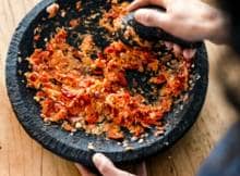 De basis voor rendang, Sumatraans gekaramelliseerd rundvlees, in een bumbu: een pasta van verschillende specerijen en andere smaakmakers. 