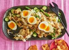 Gadogado betekent 'gemengd'. Het gerecht komt oorspronkelijk uit West-Java, maar wordt tegenwoordig in heel Indonesië gegeten. 