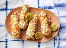 Een gegrilde maiskolf, 'elote', is een bekend Mexicaans streetfoodgerecht. Dit is een van de bekende versies, waarbij de kolf wordt ingesmeerd met mayonaise, limoensap en bestrooid wordt met queso fresco, die wij hebben vervangen door feta.