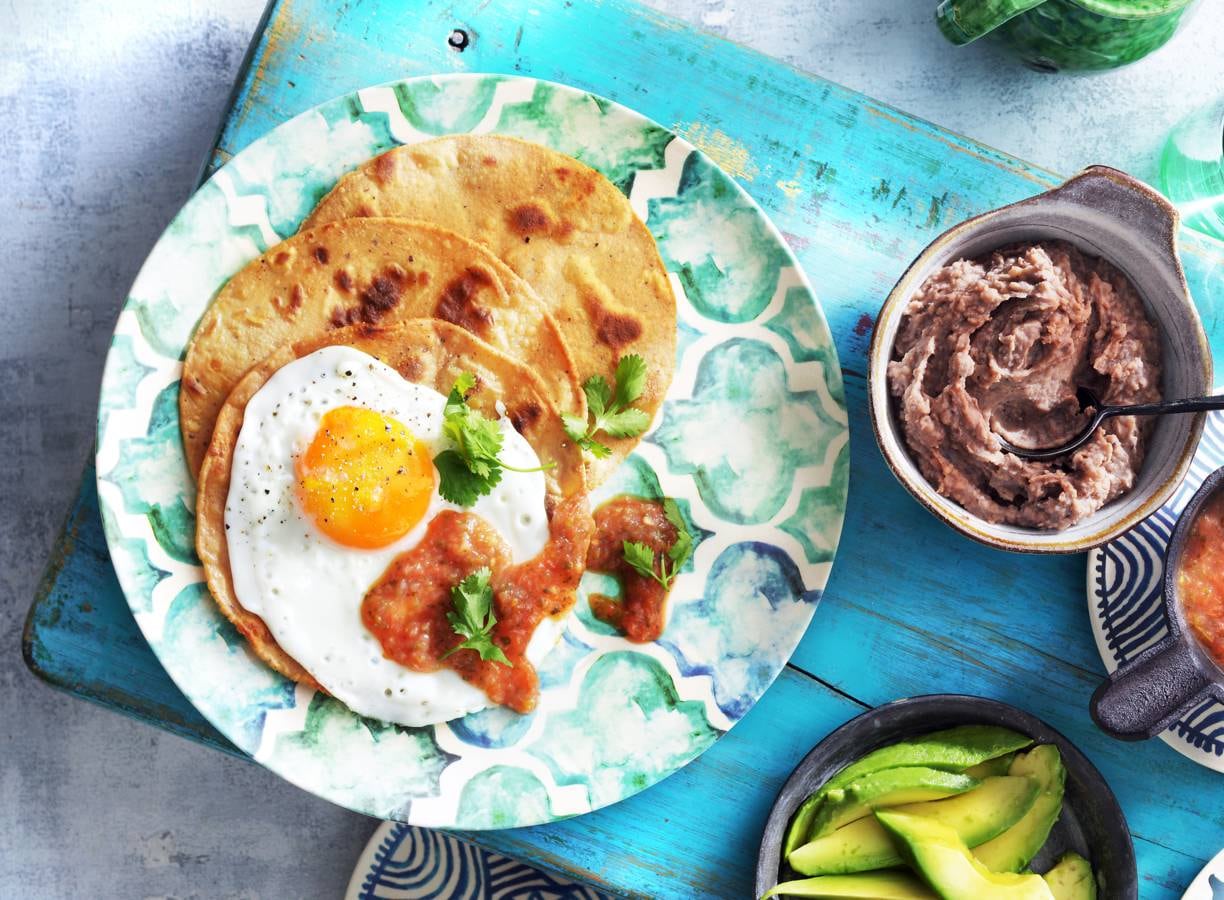Huevos rancheros met refried beans