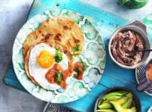 Huevos rancheros is een stevig Mexicaans ontbijt van gebakken eieren, gebakken maistortilla's, salsa en 'refried beans'.