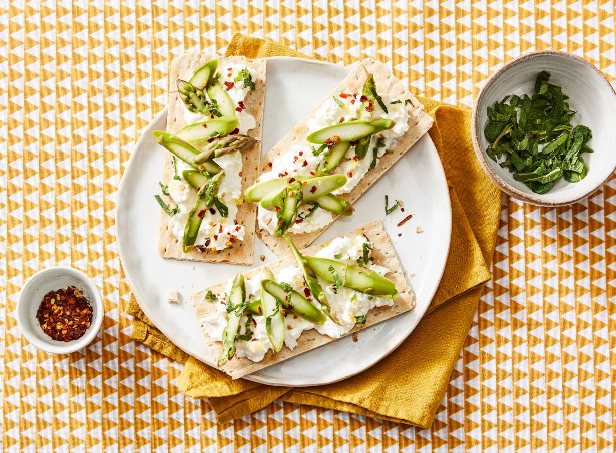 Dunne crackers met ricotta-fetaspread en asperges