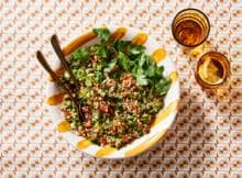 Tabouleh is een frisse, sappige platte-peterseliesalade, die je het beste kunt maken in het voorjaar, met jonge peterselie. De bulgur kook je niet, maar laat je even wellen en dan verder zacht worden in het sap van de tomaat en citroen. 