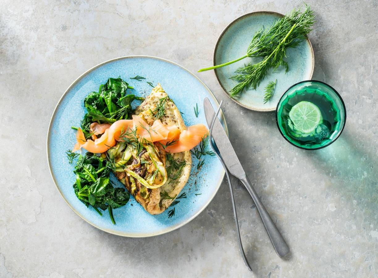 Koolhydraatarm ontbijt: schuimomelet met asperge, spinazie & zalm
