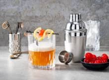Een amaretto sour bestaat in de basis uit de bekende Italiaanse amandellikeur. De bourbon en het eiwit maken 'm af!