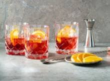 Het verhaal gaat dat deze Italiaanse cocktail is ontstaan doordat graaf Camillo Negroni een Americano bestelde, maar vroeg of de barkeeper deze sterker kon maken. Bruiswater maakte plaats voor gin en de rest is geschiedenis.