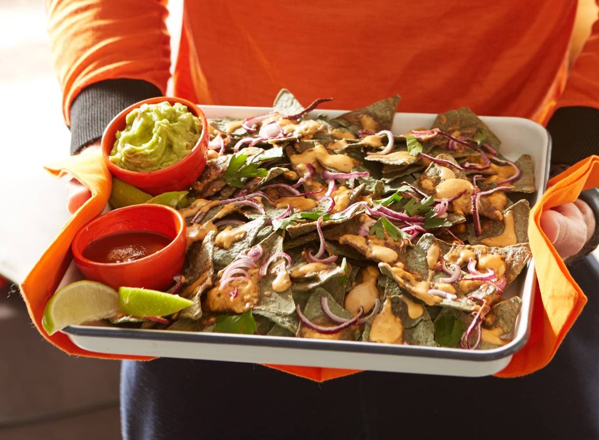 Blauwe nacho's met guacamole