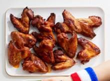 Sticky chicken fans, raise your hands! Deze spicy, sticky cola-wings staan al in 5 min. in de oven.