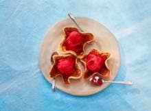 Wat is nóg lekkerder dan zelfgemaakt ijs? Zelfgemaakte frambozensorbet in een zelfgemaakt hoorntje. Wordt iedereen blij van!