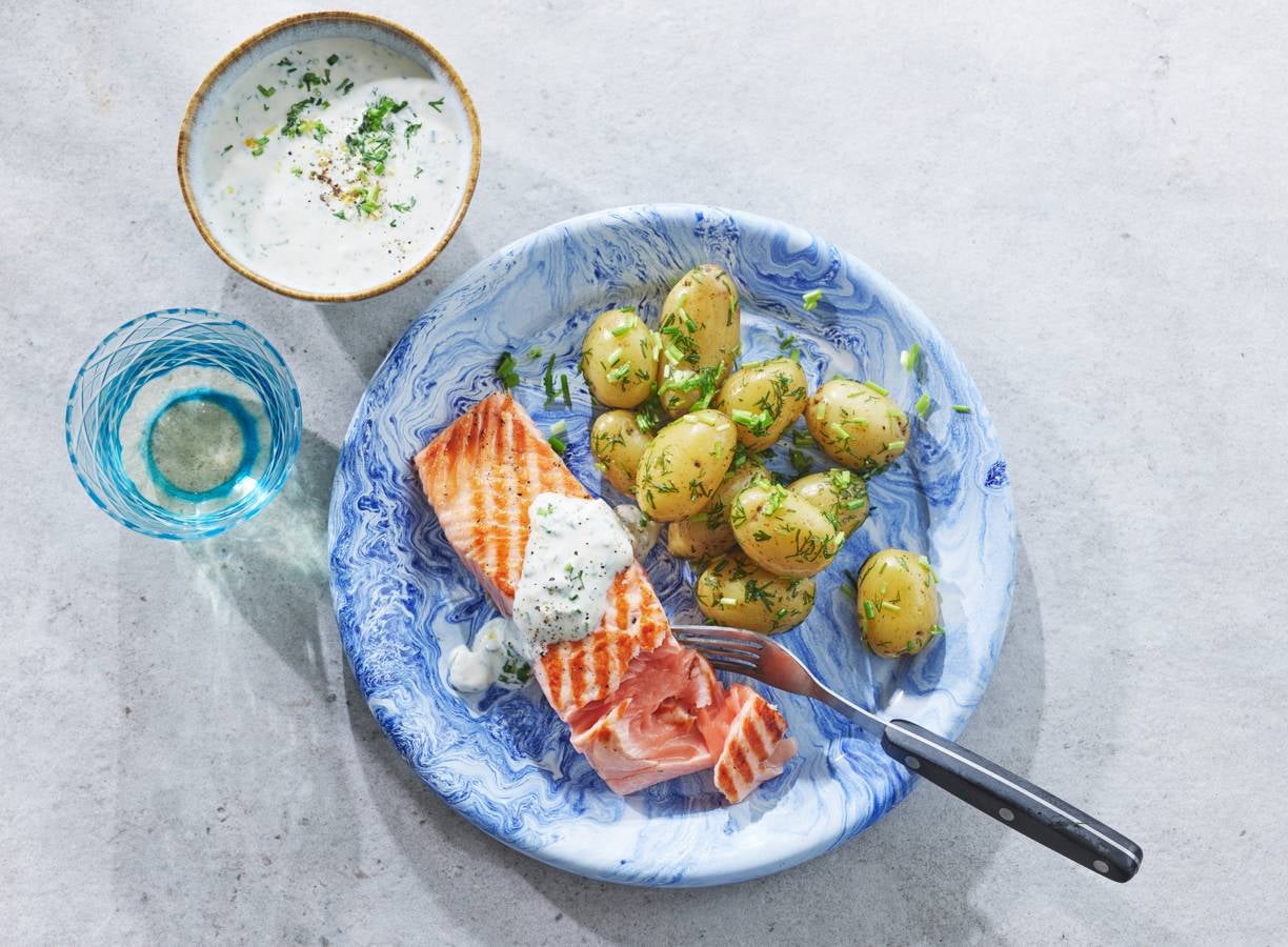 Gegrilde zalm van de BBQ met dillesaus en krieltjes