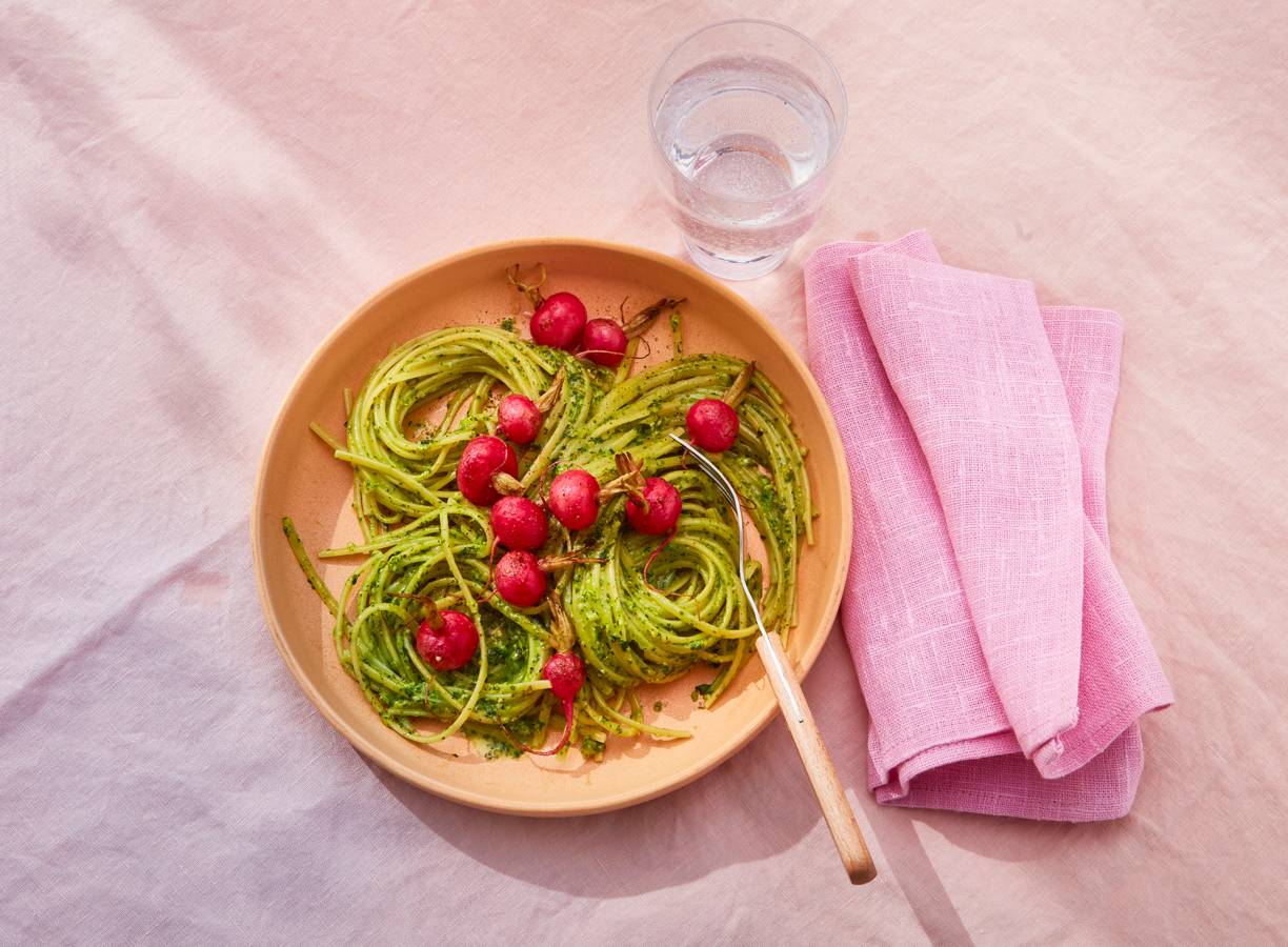 Pasta pesto van radijsgroen en gebakken radijsjes