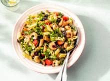 Weinig tijd? Deze zomerse pastasalade met pesto en garnalen is perfect. Binnen 15 min. staat-ie al op tafel.
