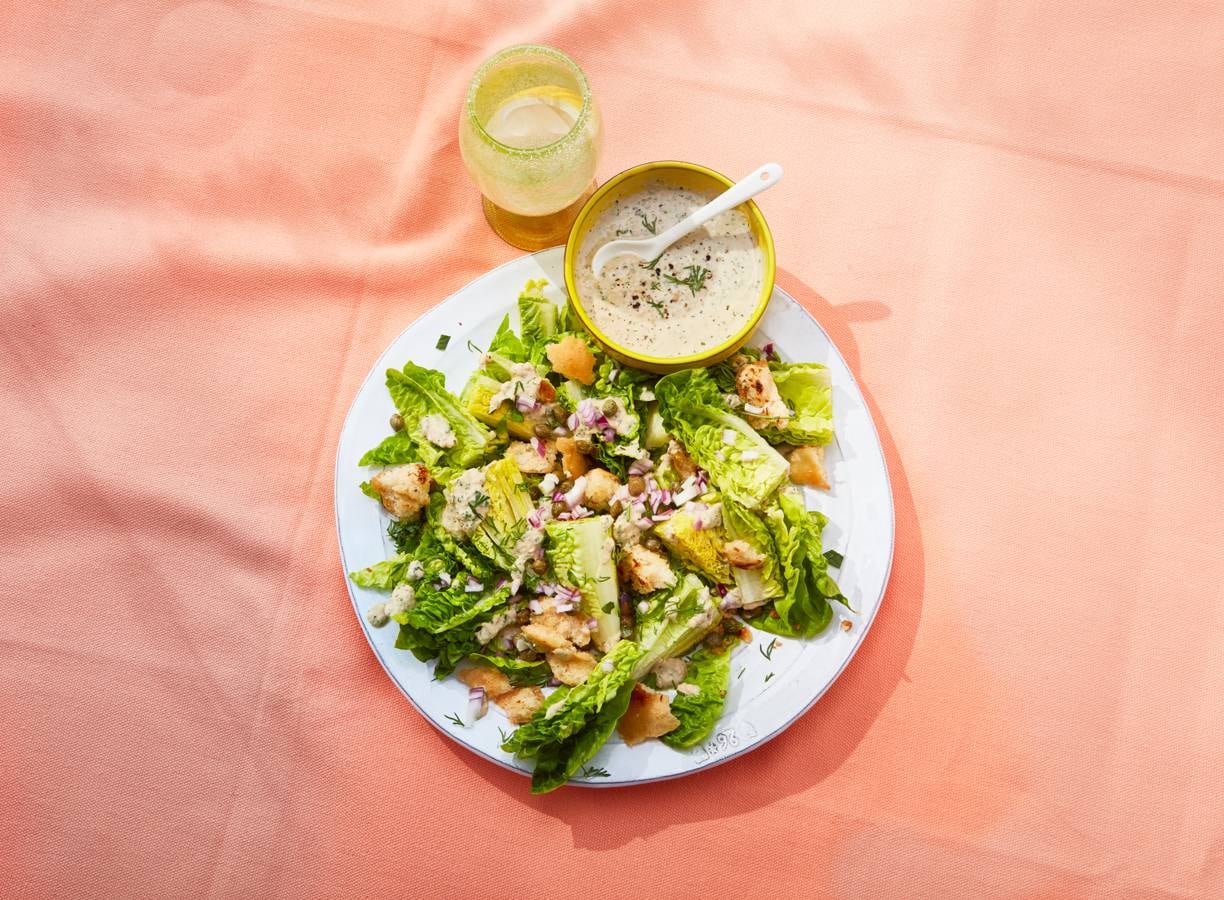 Salade van babyromaine met tonijn, verse kruiden en croutons