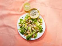 Babyromaine heet van origine little gem: 'kleine parel'. En die kleine parel past perfect in deze salade met tonijndressing en knapperige croutons!