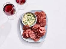 Knapperig en verrassend: crunchy salamichips voor op je borrel(plank).