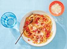 Makkelijke maaltijd ten top! Deze spaghetti met tomatensaus en Parmezaan staat voor een klein prijsje op tafel.