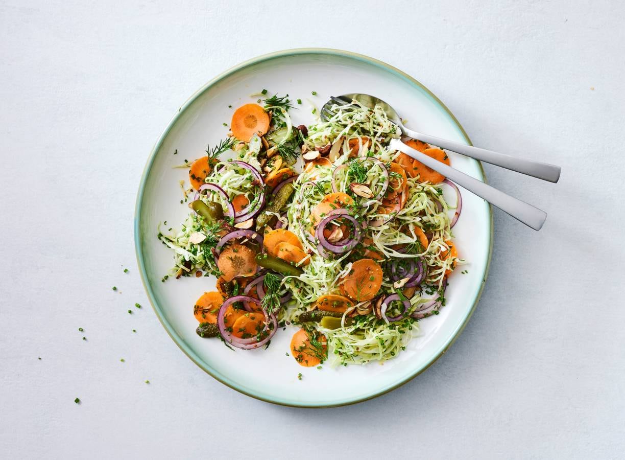 Spitskoolsalade met wortel en augurk