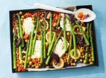 Geen zin in afwas? Alles op één bakplaat is de oplossing, zoals bij deze traybake met feta, tomaat, asperges en olijven.