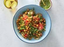 Pimp je quinoa met pesto, aspergetips, gebakken kikkererwten en gegrilde rode paprika. Lekker én supersnel op tafel.