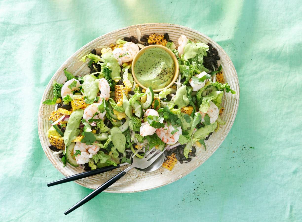 Zwarte-bonensalade met mais en garnalen