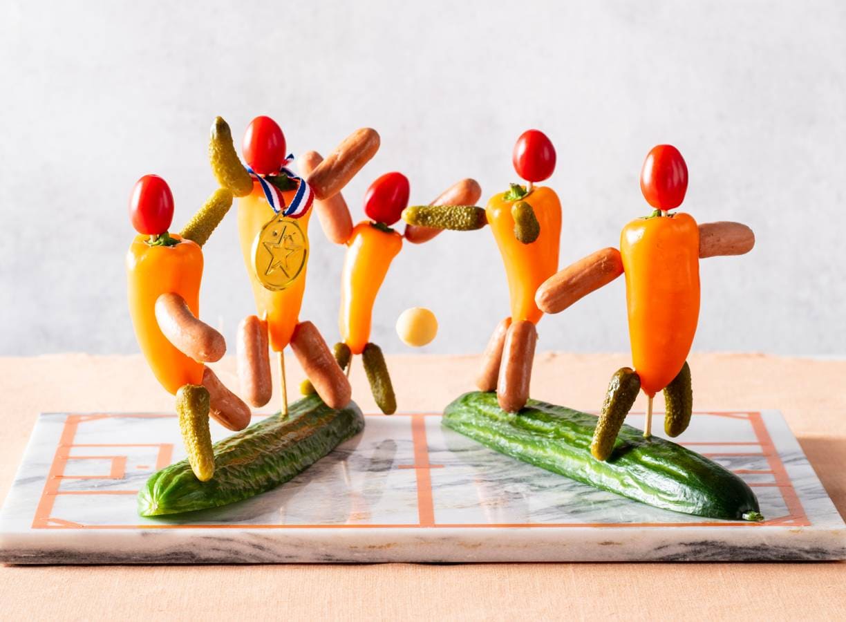 Borrelhapjes van knakworst, paprika en augurk als voetbalmannetjes