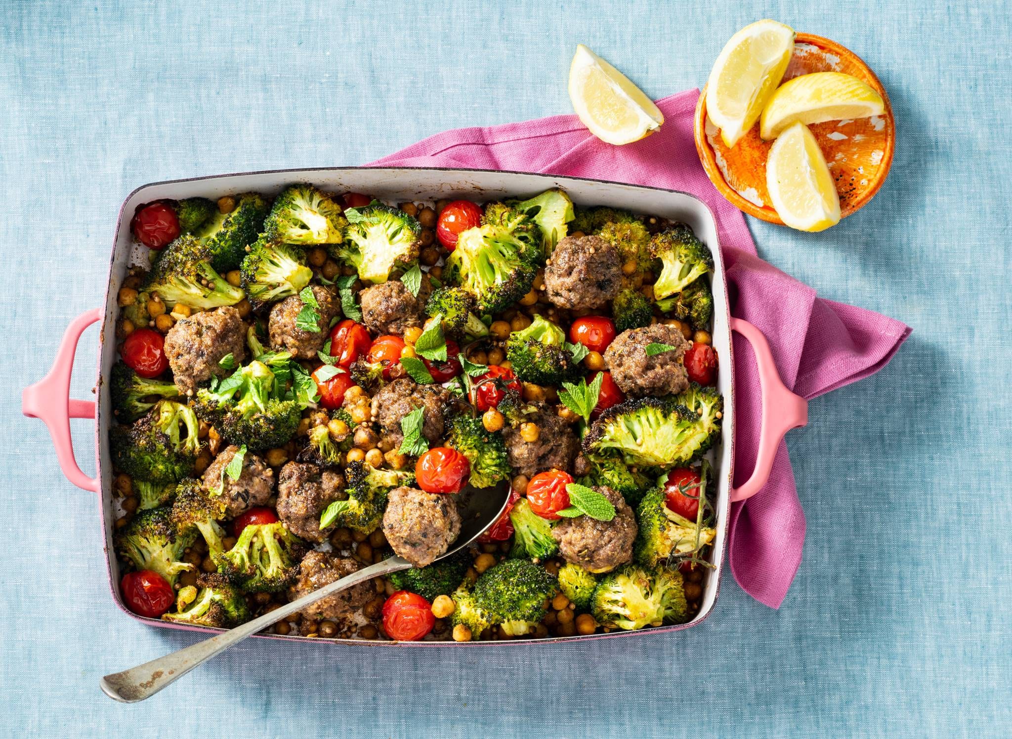 Koolhydraatarme ovenschotel met gehakballetjes en broccoli-image