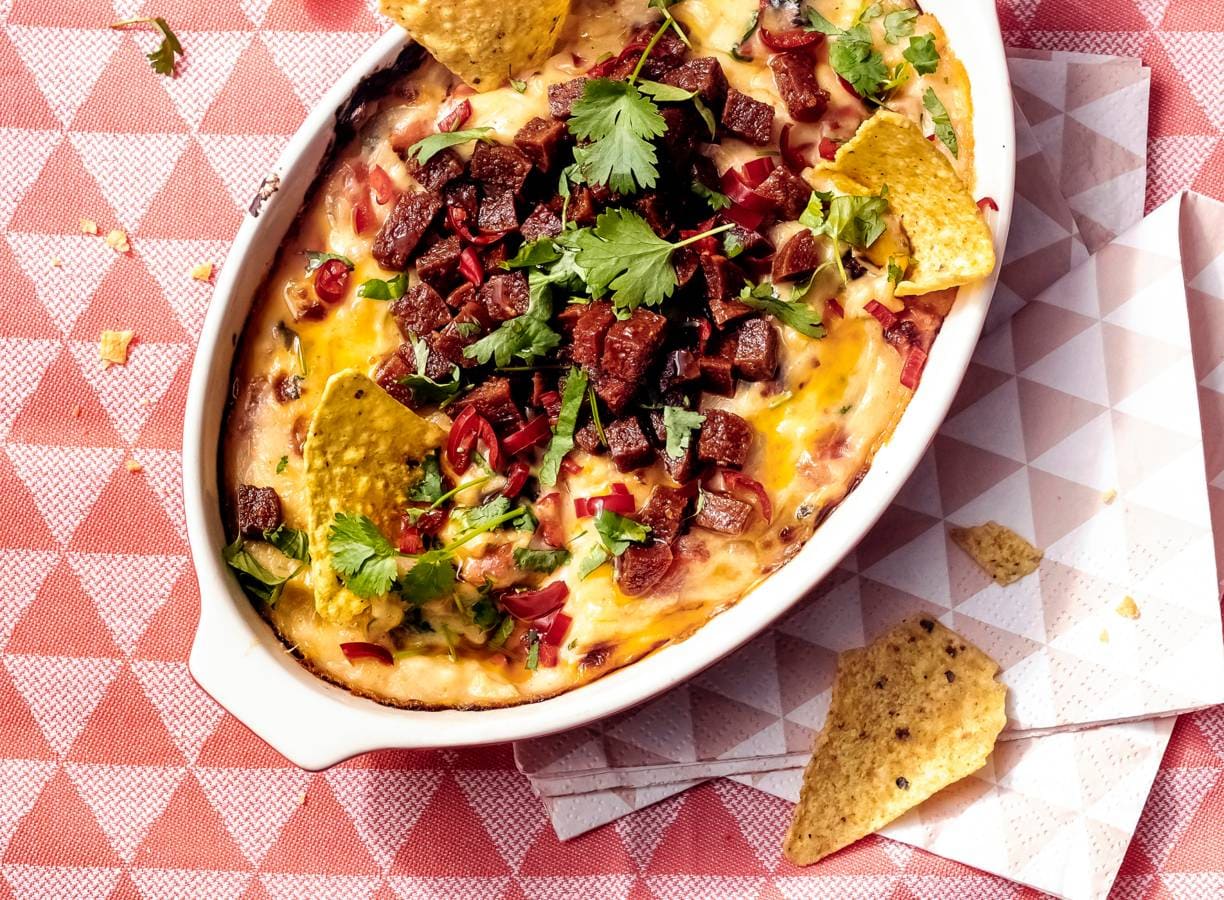 Chorizo-kaasdip met tortillachips