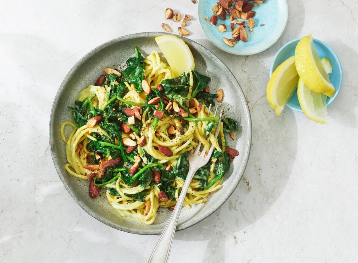 Spaghetti met spinazie en avocado-alliolisaus