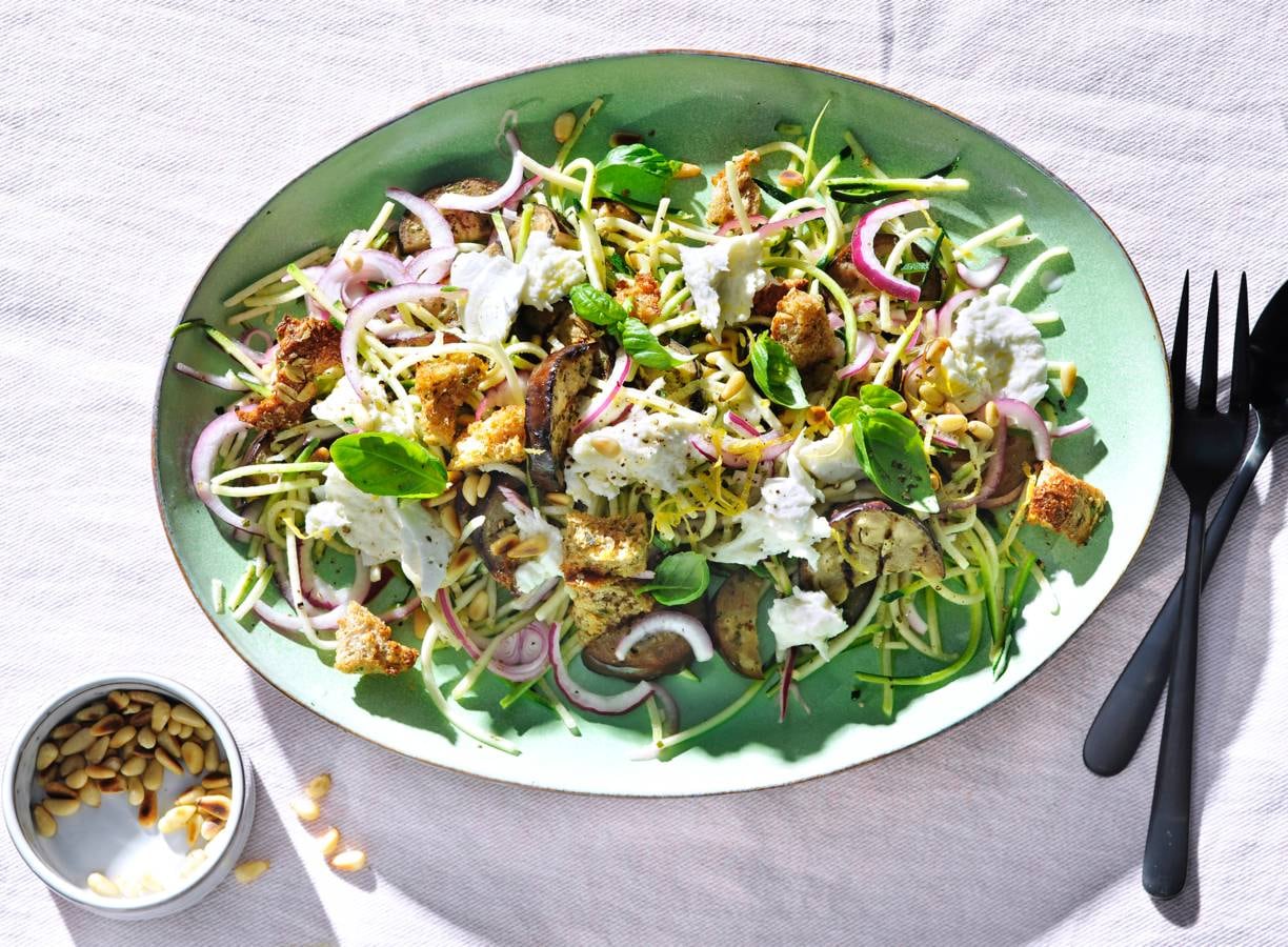 Courgettesalade met gegrilde aubergine en volkorencroutons