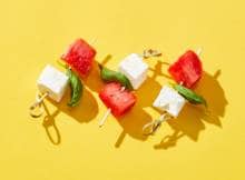 Friszoete watermeloen + zoutige feta + kruidige basilicum zijn dé match in dit makkelijk te maken zomerse hapje.