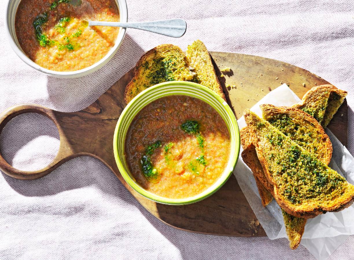 Gazpacho van tomaat en paprika met knoflooktoast
