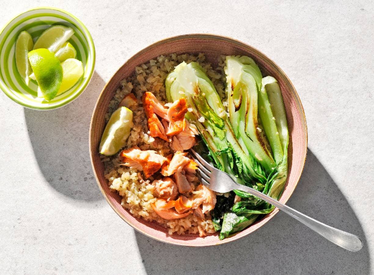 Gebakken bloemkoolrijst met zalm en shanghaipaksoi