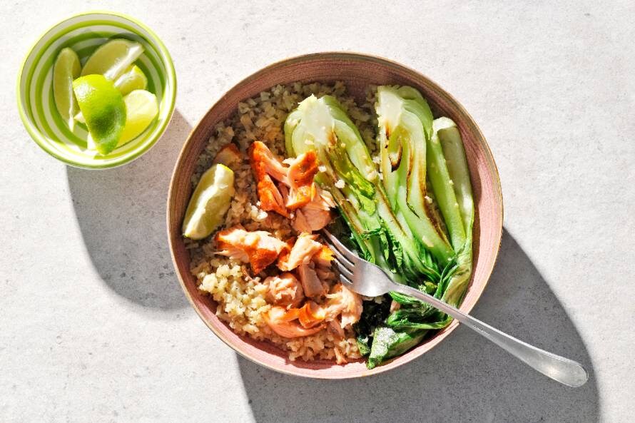 Gebakken bloemkoolrijst met zalm en shanghaipaksoi