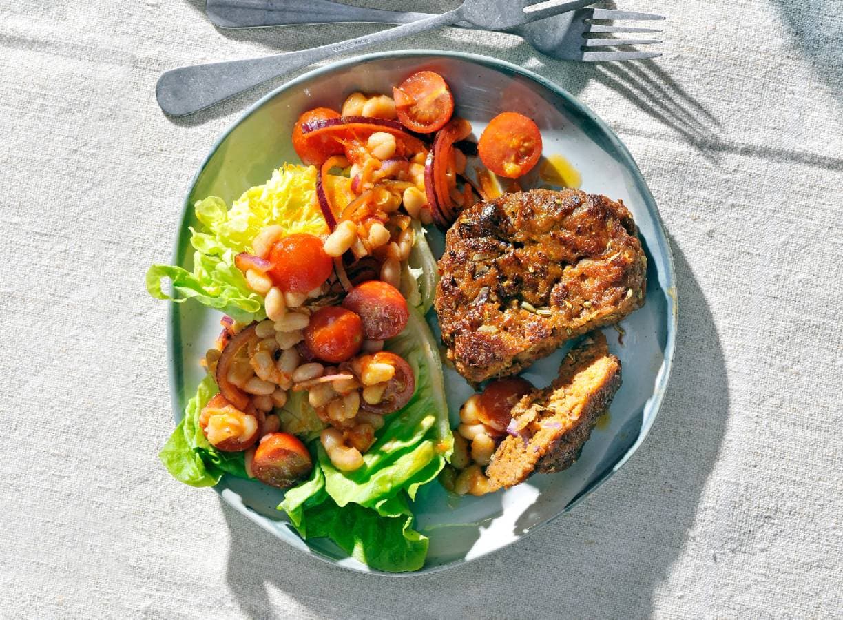 Harissaburger met bonensalade