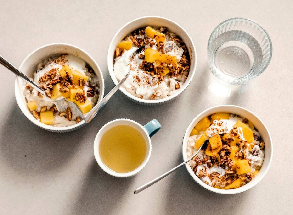 Havermout met kokoskwark en mango