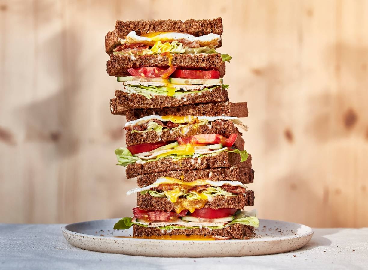 Hollandse club sandwich met spek, kip en gebakken ei