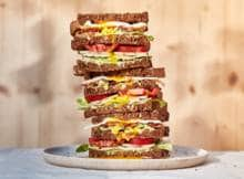 Supersandwich! Maak de beroemde club sandwich met bacon, kip en ei eens zelf thuis.